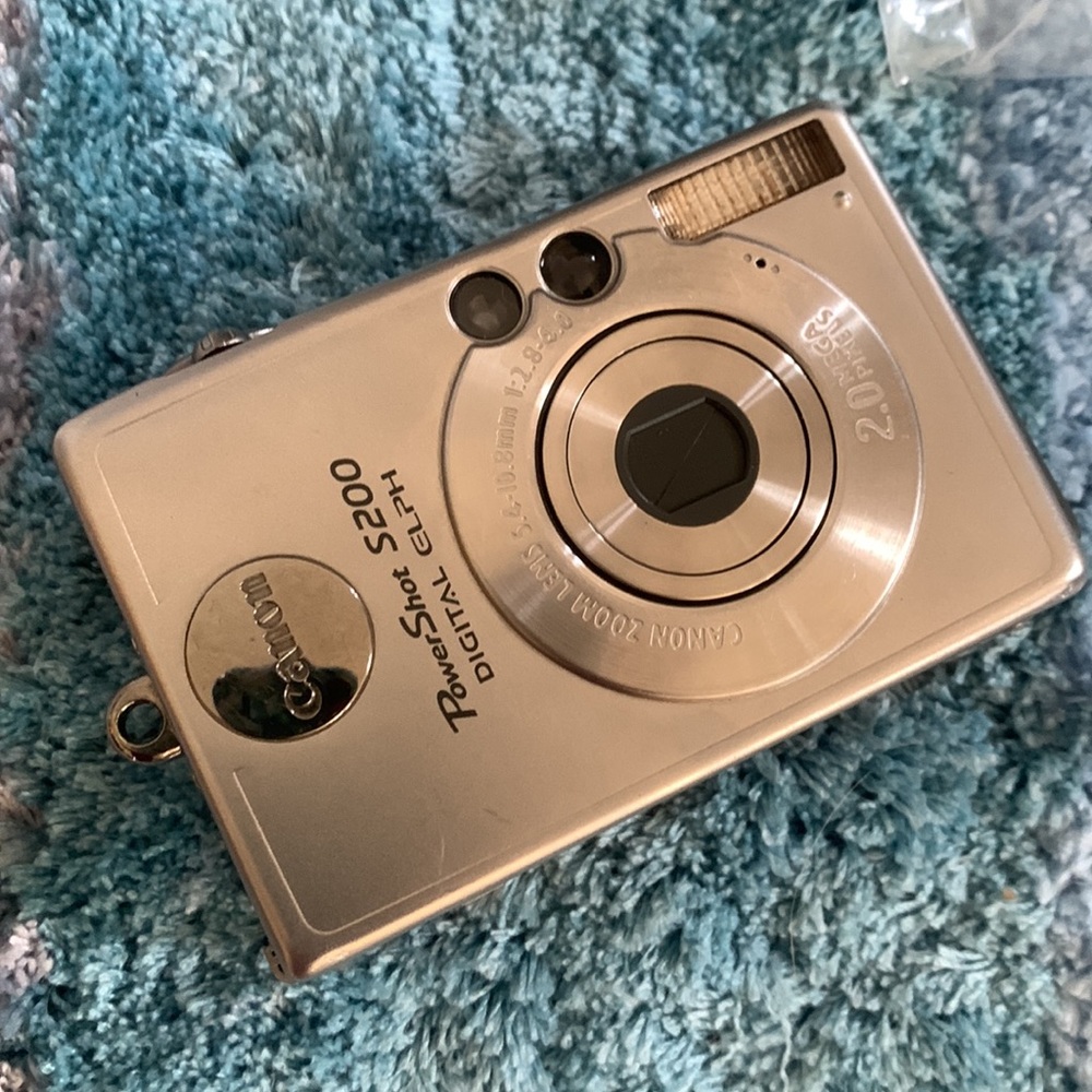 SALE!! Canon Elph powershot S200 camera.not cc eligible